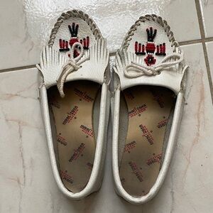 Vintage Minnetonka White Beaded Women's Moccasins